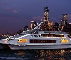 Barco de lujo en Nueva York con vistas panorámicas de la ciudad.