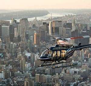 Helicóptero volando sobre la ciudad de Nueva York con vistas impresionantes.