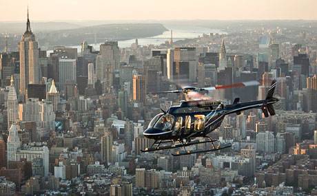 Helicóptero volando sobre la ciudad de Nueva York con vistas impresionantes.