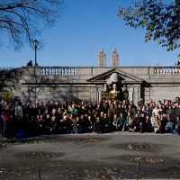 Grupo de turistas en el Parque Central de Nueva York, disfrutando de una visita guiada con Reals Tours NYC.