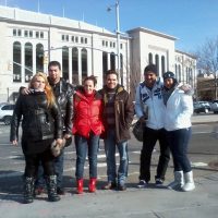 Grupo de turistas en la calle de Nueva York, disfrutando de un recorrido con Reals Tours NYC.