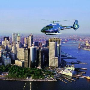 Helicóptero sobre el skyline de Nueva York durante un tour en helicóptero Real Tours NYC.