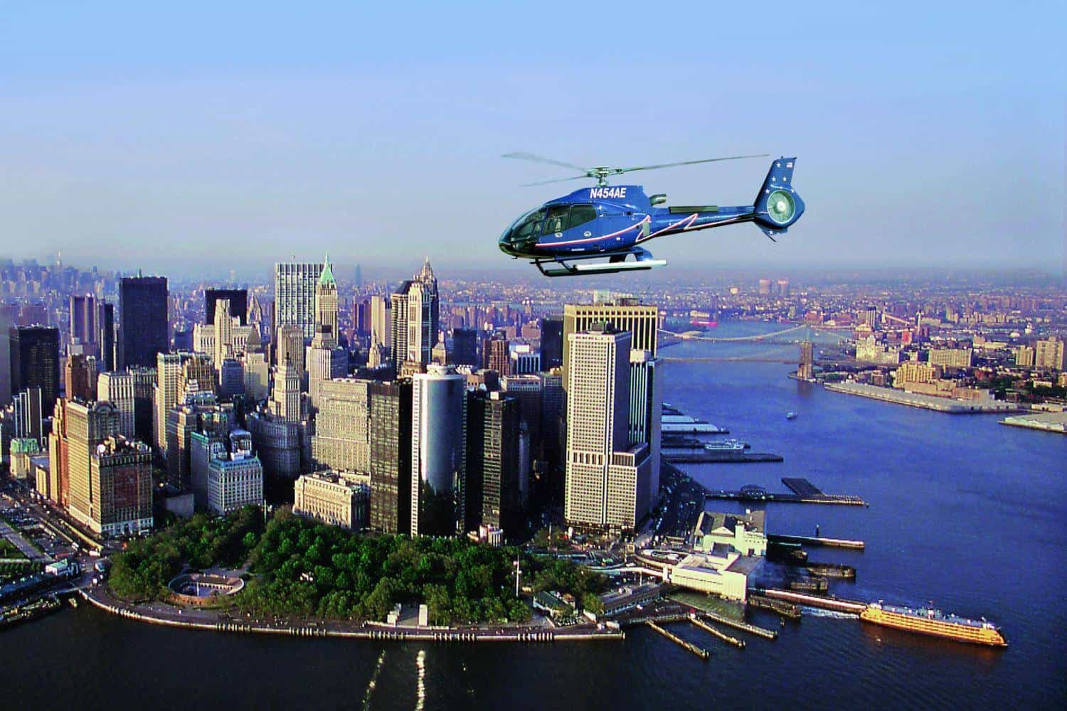 Helicóptero sobre el skyline de Nueva York durante un tour en helicóptero Real Tours NYC.