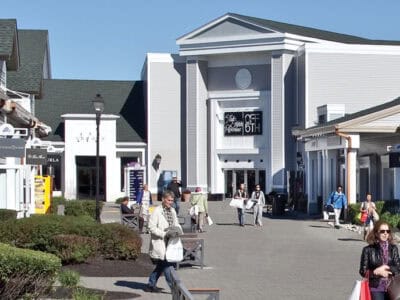 Woodbury Premiun Outlet Tour alt="Te llevamos a un Outlet con mas de 200 tiendas de marcas renombradas en donde podras ahorrar y disfrutar tus compras".
