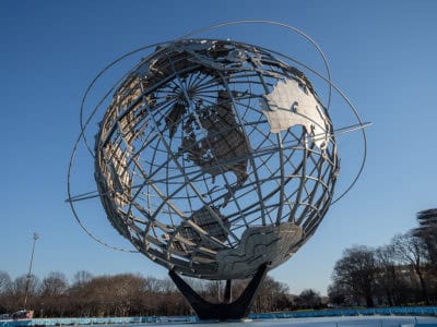 C6 Esfera de acero del monumento Unisphere en Queens, Nueva York, símbolo de la globalización y cultura estadounidense.